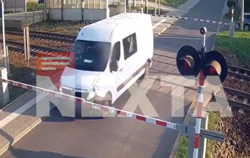 Momentul în care o dubă a rămas blocată între bariere și a fost lovită în plin de un tren, în Polonia
