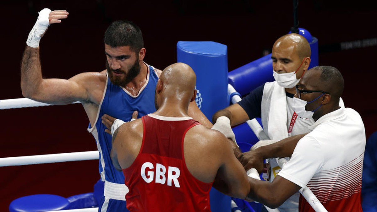 Un pugilist a făcut o criză de nervi în ring la JO 2020, după ce a fost descalificat pentru că și-a lovit adversarul cu capul