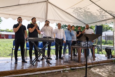 Opt băieți din Bărbulești cântă „Mărire Ție, Iisus”