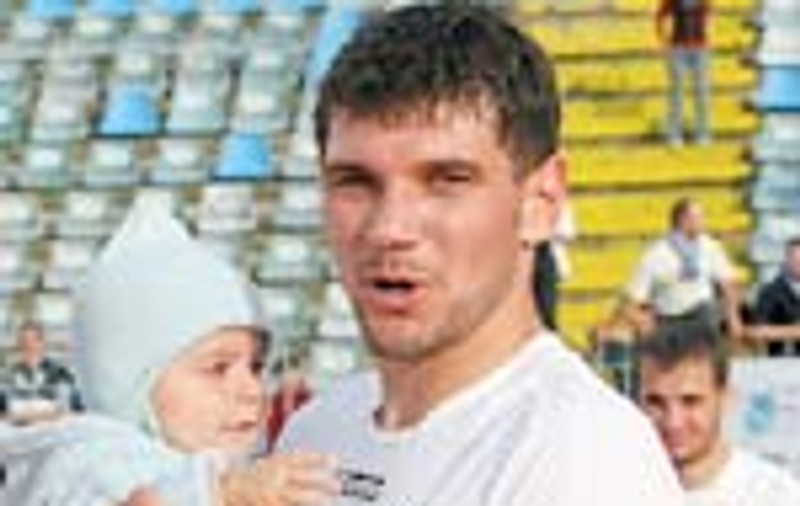 Micutul Denis le-a zambit parintilor