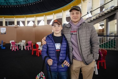 Bogdan și Roman (stânga), care ține în mână un ou pictat în culorile drapelului ucrainean Foto: Eli Driu