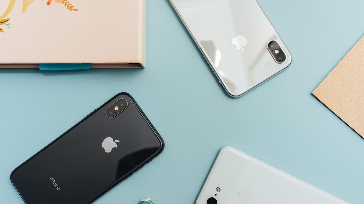 Telefoane Iphone pe masa