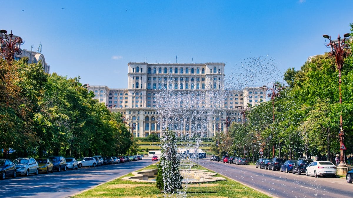 Bulevardul din fața Palatului Parlamentului din București, este înconjurat de copaci și fântâni arteziene