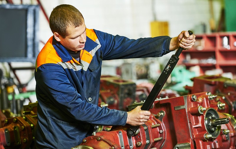 Joburile din industrie cu cele mai mari și cele mai mici salarii. Peste 4.000 de oferte de muncă în acest domeniu