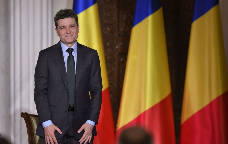 Nicușor Dan îl face „disperat” pe Marcel Ciolacu, după ce premierul a trimis mesaje vocale „pe numerele personale ale cetățenilor”, în care le cere să voteze cu Crin Antonescu: „Singura lui șansă să se agațe de putere” | VIDEO