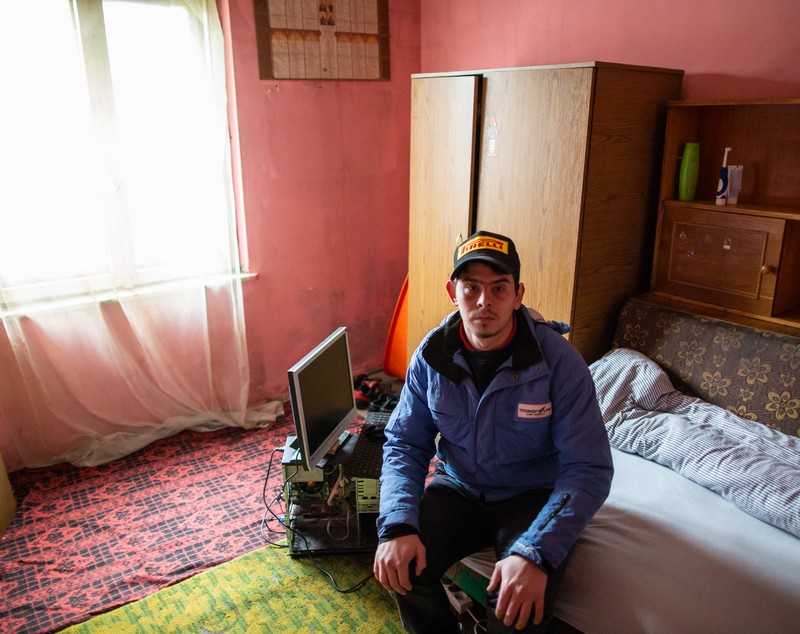 Oameni fără nici o armă în fața coronavirusului. Igienă la lighean și veceuri turcești în ”blocurile grecești” din Ștefănești
