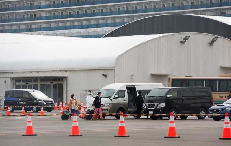 Șase români de pe vasul Diamond Princess revin în România sâmbătă dimineață