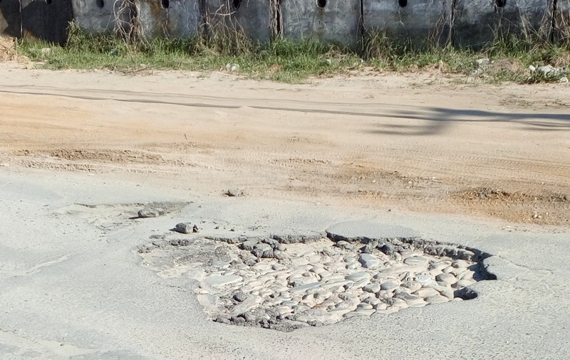 O stradă din Craiova arată ca după bombardament! Primăria promite de trei ani că o reabilitează