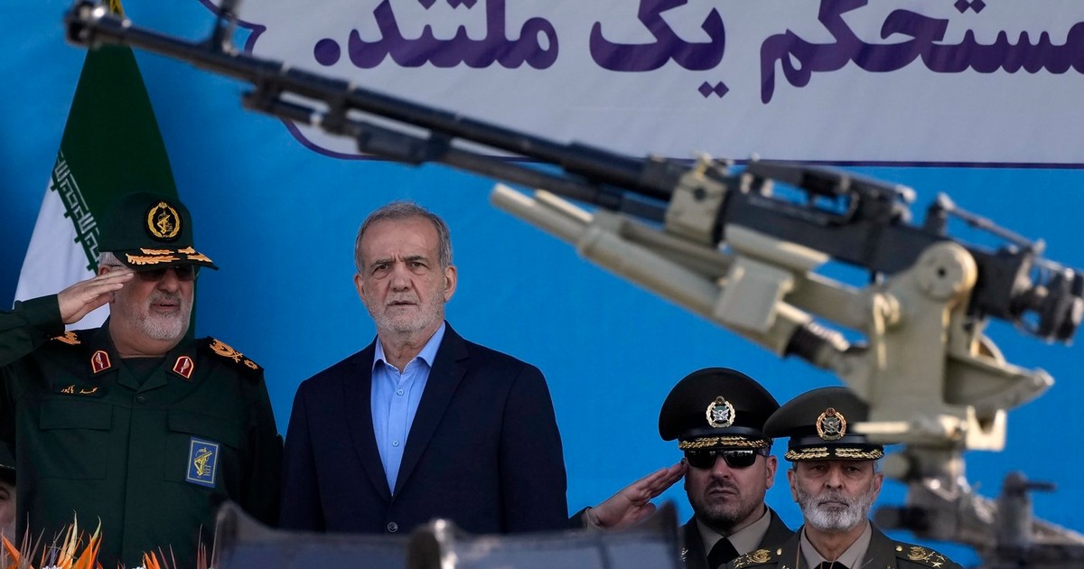 Generalul Mohammad Pakpour, comandantul-șef al Gardienilor Revoluției (stânga), alături de președintele iranian Masoud Pezeshkian Foto: Profimedia