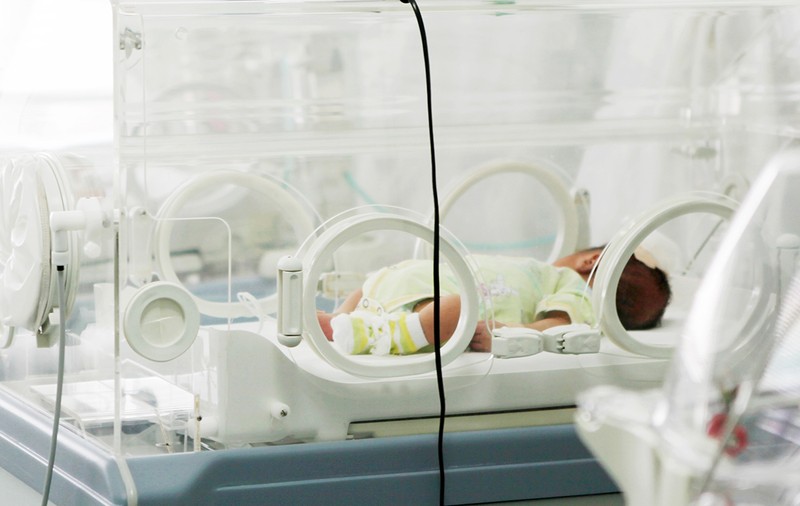 Moașa bebelușului român din Danemarca, adus la spital cu hemoragie craniană, a fost audiată la poliție