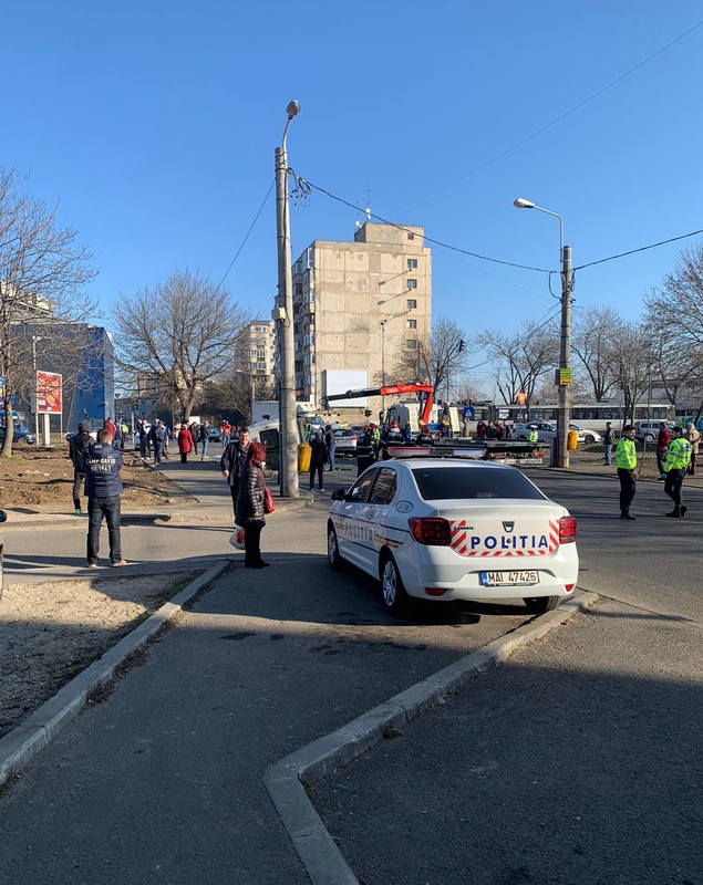 Autospecială a Poliției, răsturnată după ce a fost lovită de două mașini