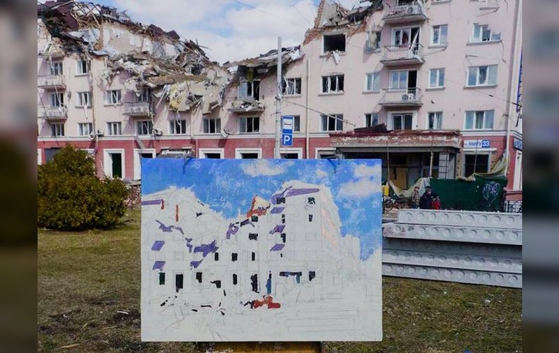Pictorul ruinelor din Cernihiv: „Când se opreau bombardamentele, ieșeam cu șevaletul pe stradă”