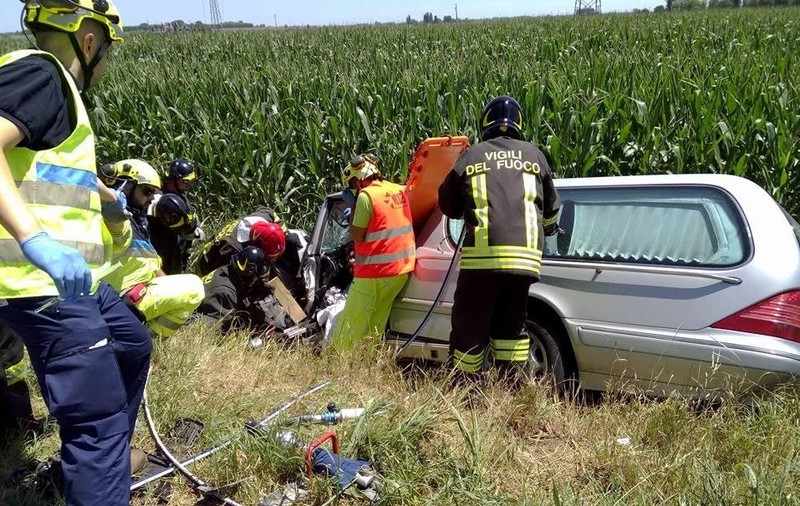 Mașina care aducea în țară trupul unei românce moarte în Italia, implicată într-un accident grav