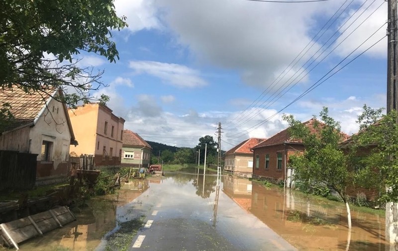 O viitură a inundat 20 de gospodării într-o comună arădeană
