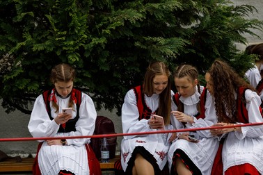 Mai mulți tineri îmbrăcați în costume tradiționale au asistat preoții în procesiunea religioasă care s-a desfășurat la Șumuleu