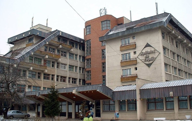 Deputat USR: Părinţii care vor să stea în Spitalul de pediatrie din Braşov, cu copiii bolnavi, trebuie să plătească 80 de lei, pe noapte
