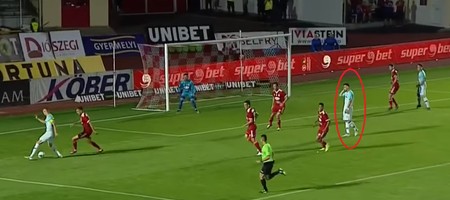 Florin Tănase a pătruns cu mingea pe flanc. Ioan Hora, medalion, se scarpină în cap