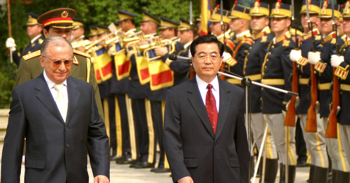 Ion Iliescu (stânga) și Hu Jintao (dreapta) surprinși în timp ce merg. Fotografia a fost realizată în iunie 2004, în timpul vizitei fostului președinte al Chinei în România