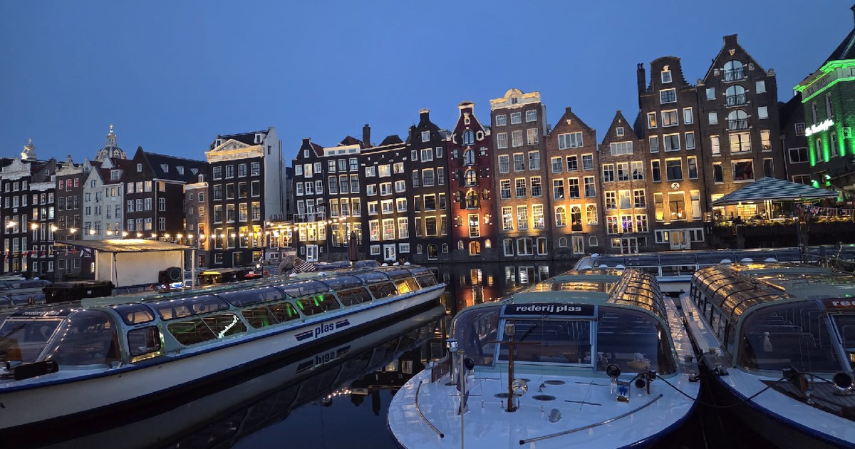 Vedere de seara a vaselor de pe canalul din Amsterdam