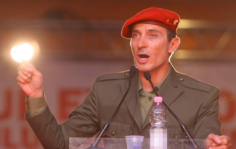 Alegeri parlamentare 2012: Radu Mazăre a venit la vot însoțit de manechine