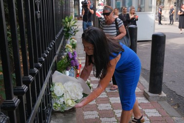 În România, regina a fost omagiată de români la Ambasada Marii Britanii la București. Foto: Vlad Chirea