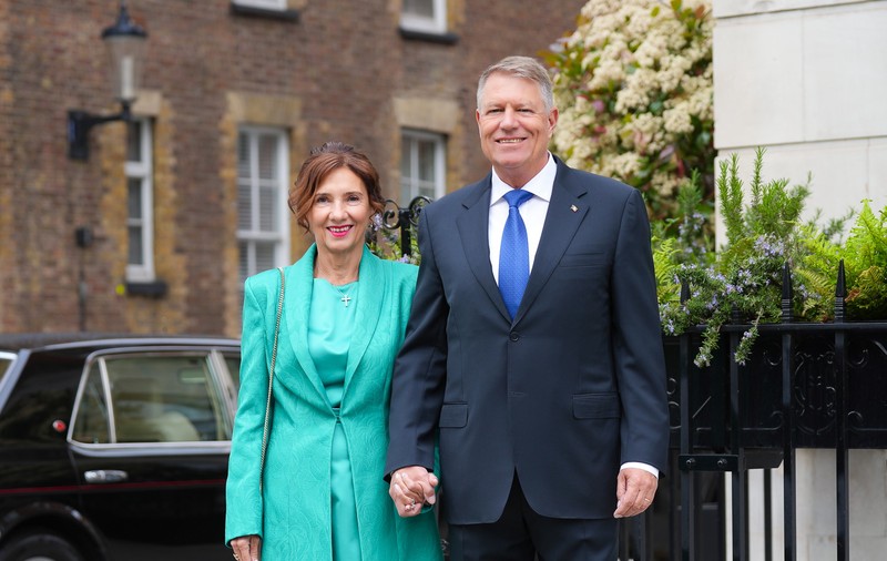 Ce ținută a purtat Carmen Iohannis la ceremonia de încoronare a regelui Charles al III-lea. Imaginea postată de președinte