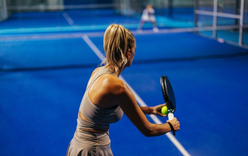 A jucat padel cu degetul în ghips și a fost dată afară, după 27 de ani. Dar acum firma trebuie să plătească