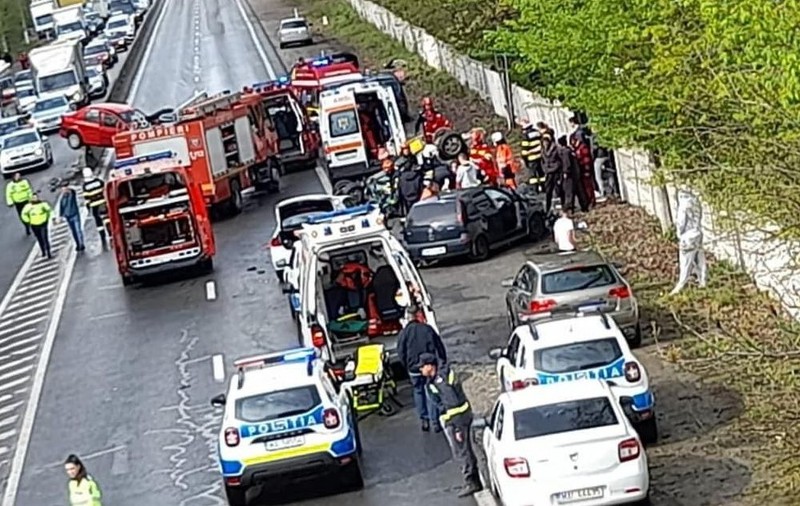 Accident în lanț cu șase mașini, lângă București. Cinci persoane, duse la spital