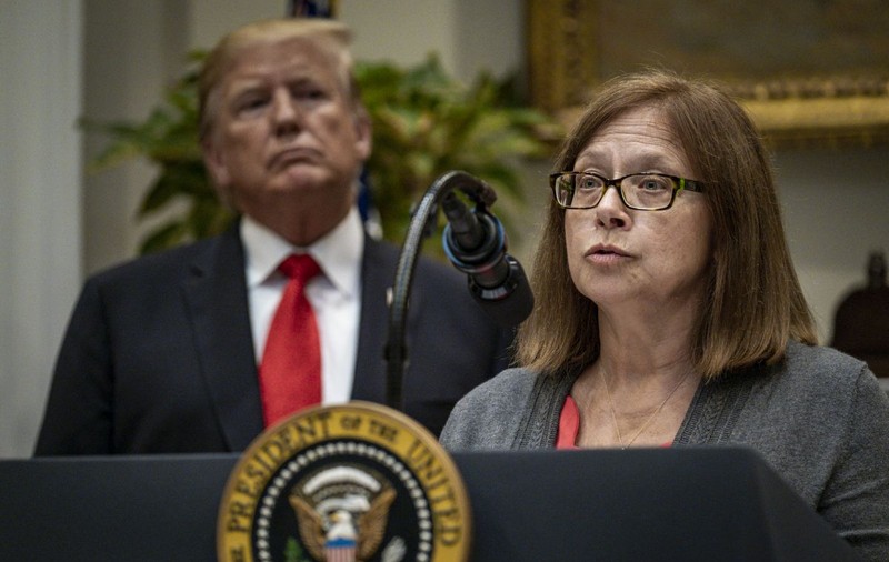 O consilieră a lui Trump acuză presa că exagerează pericolul COVID și critică lockdown-urile, într-un moment în care SUA ating pragul de 200.000 de decese