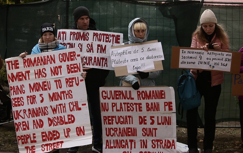 „Încercăm să nu consumăm prea multă apă sau lumină”. Protestul ucrainenilor refugiați în România care nu au primit banii promiși de Guvern
