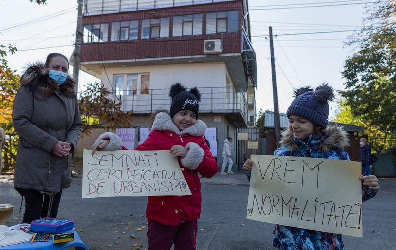 „Dragă Moșule, adu-i lui Nicușor Dan o nuia de Crăciun!” Protest al familiilor care stau de trei luni fără curent