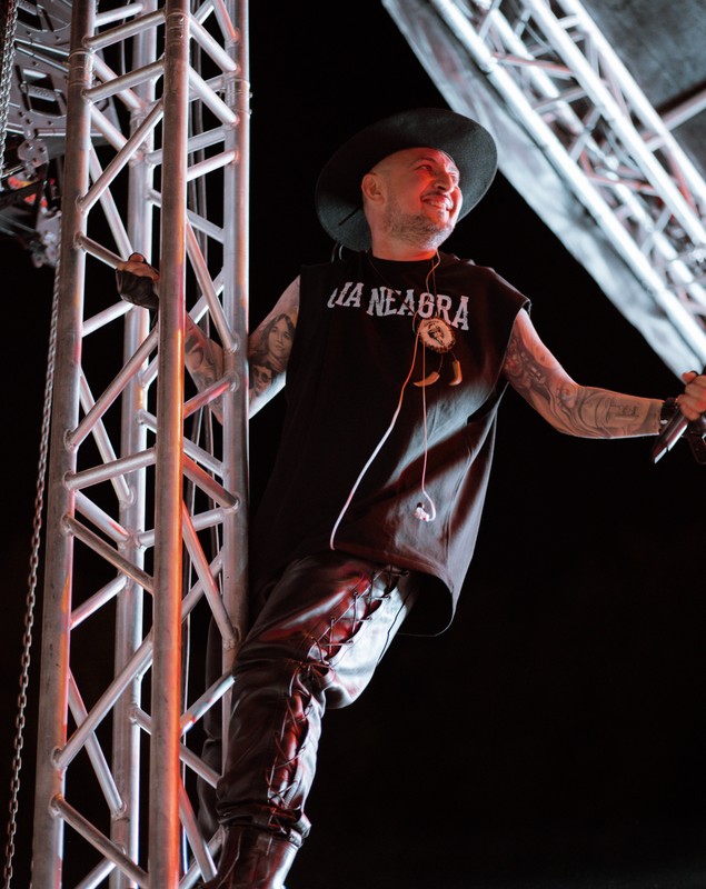 Motivul pentru care un artist român s-a urcat pe schelele scenei în timpul unui concert din Bucovina: „Pleci schimbat”