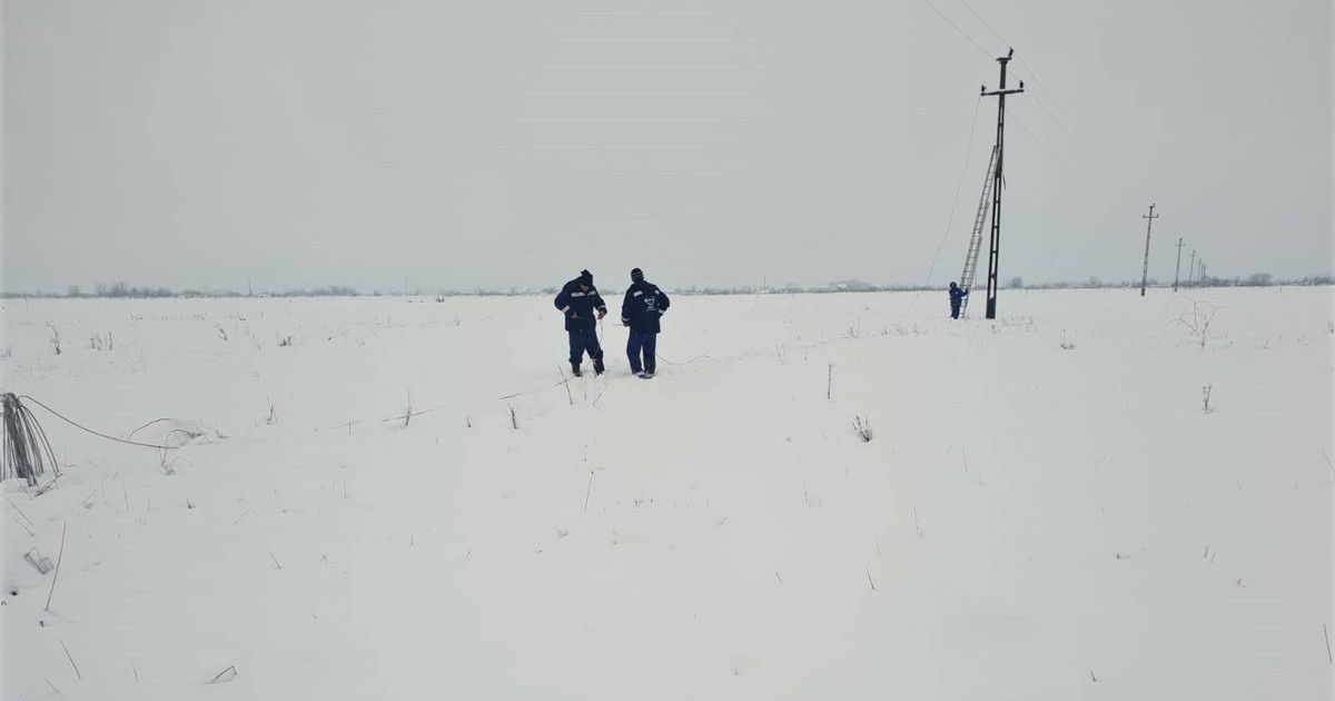 Zeci de localități au rămas fără curent electric din cauza vremii severe