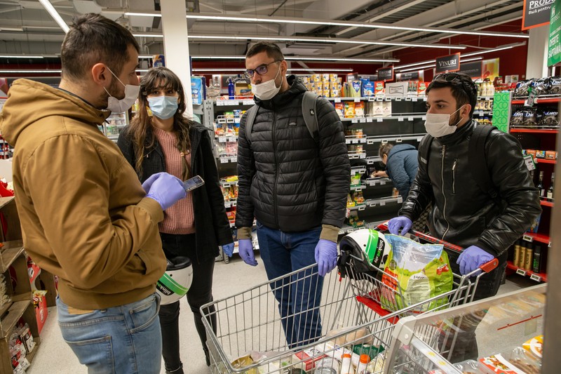 Ne-am organizat în magazin și am căutat toate produsele de pe lista de cumpărături. Reporterul Libertatea, Cristina Radu, între tineri