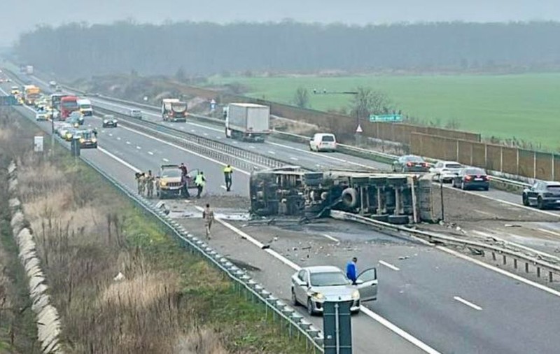 O basculantă plină cu pietriș s-a răsturnat pe A3 București - Ploiești. Traficul, îngreunat pe ambele sensuri