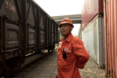 Stabilitatea Asiei Centrale devine rapid o sursă de îngrijorări pentru China, deoarece sancțiunile impuse Rusiei afectează și economiile acestor țări. Foto: un angajat al Bazei Logistice China-Kazakhstan, via Profimedia.
