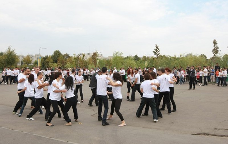 500 de persoane au dansat salsa simultan pentru a intra în Cartea Recordurilor. Vezi ce a ieşit!