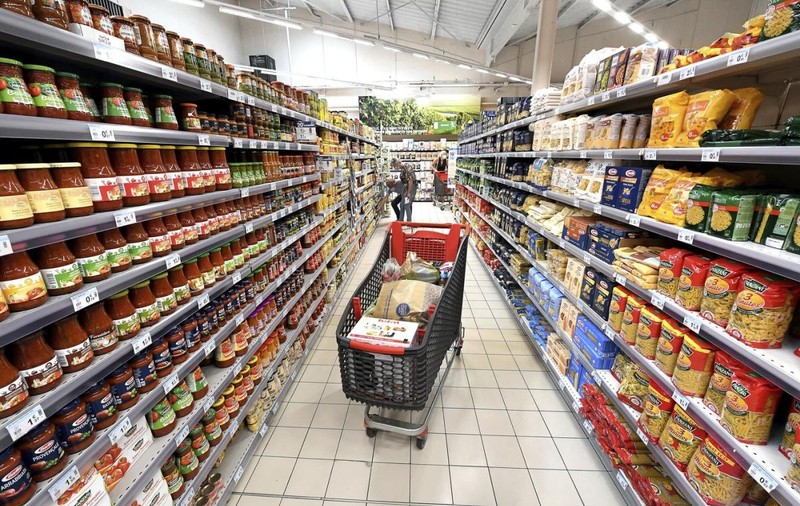 Alimentele de bază rămân cu adaos comercial plafonat până la sfârșitul anului. Cum arată lista produselor. România are prețuri plafonate de 3 ani