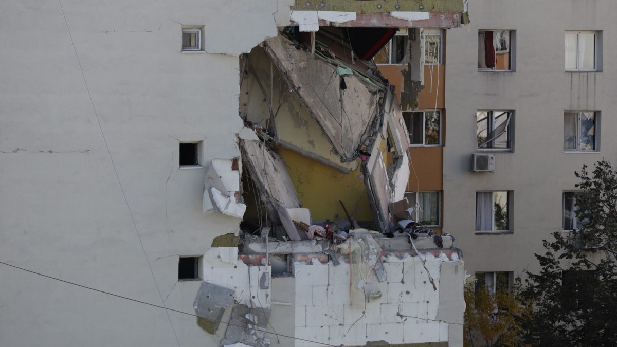 fațada distrusă a clădirii rezidențiale de pe strada Vicina, nr. 1, blocul 32, scara 2, după explozia devastatoare din 17 octombrie 2025, Rahova, Sectorul 5, București