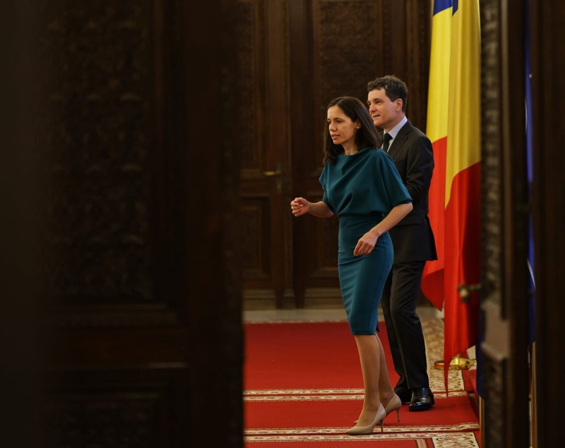 Cum s-a îmbrăcat partenera lui Nicușor Dan la cea de-a doua dezbatere prezidențială de la Palatul Cotroceni. Mirabela a purtat brandul Andreei Raicu