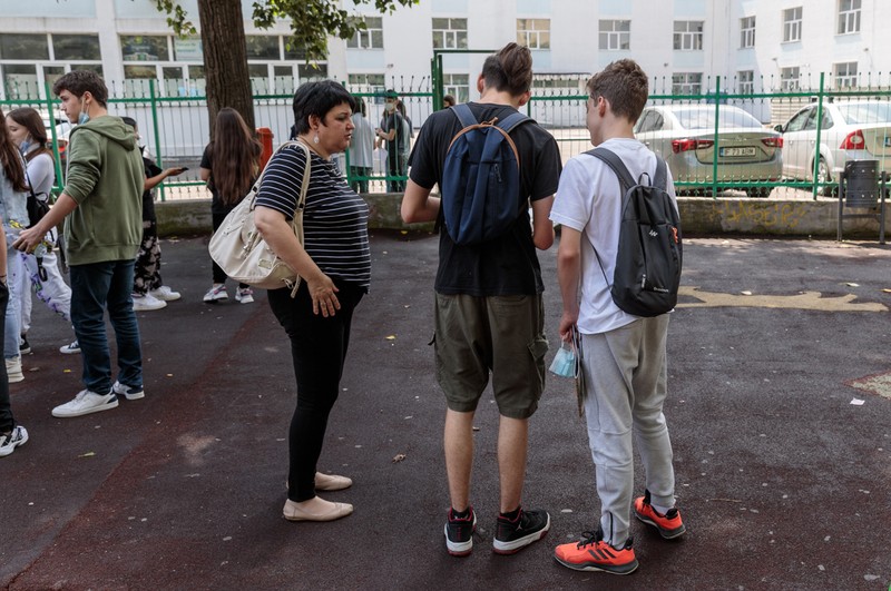 Elevii ieșiți din examen își cer feedback unul de la celălalt | Foto: Vlad Chirea