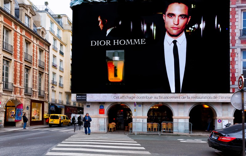 Vântul face victime în Paris! Două persoane rănite grav de un panou publicitar!