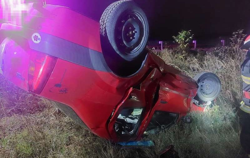 Un șofer de 19 ani cu permisul suspendat a fost reținut, după ce a fugit de polițiști și s-a răsturnat cu mașina, rănind un pasager
