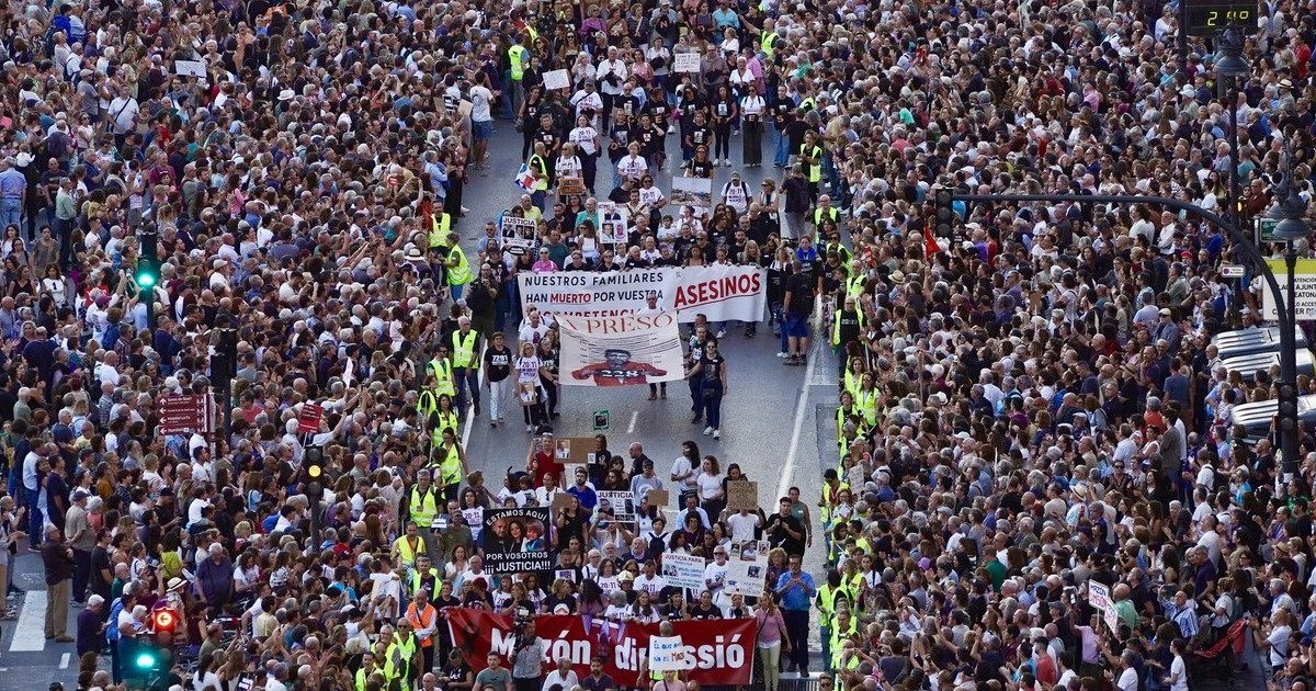 protest cu mii de oameni, pe stradă, în Valencia