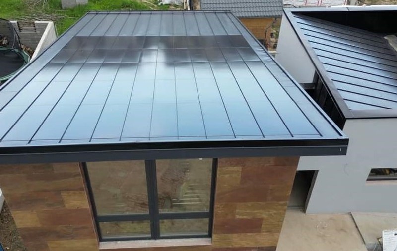 Primii paşi spre un viitor sustenabil în construcţii: Metigla a instalat primul acoperiș solar cu celule fotovoltaice integrate din România