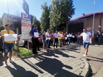 „CEO Salvarea Sistemului Energetic” scria pe pancartele protestatarilor