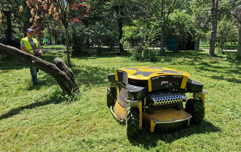 Un „monstru” de 35.000 de euro tunde iarba în Parcul Circului din București. Mașinăria costă cât o garsonieră în Militari