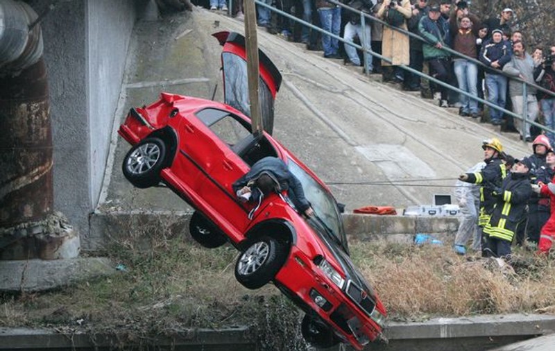 Imagini șocante de la accidentul din Floreasca! Mașina scufundată, scoasă de scafandri - FOTO