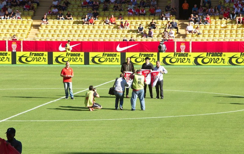 Hagi a dat lovitura de începere la AS Monaco - Lorient. ^Regele se află la Monte Carlo pentru a intra, luni, în Hall of Fame-ul fotbalului / VIDEO