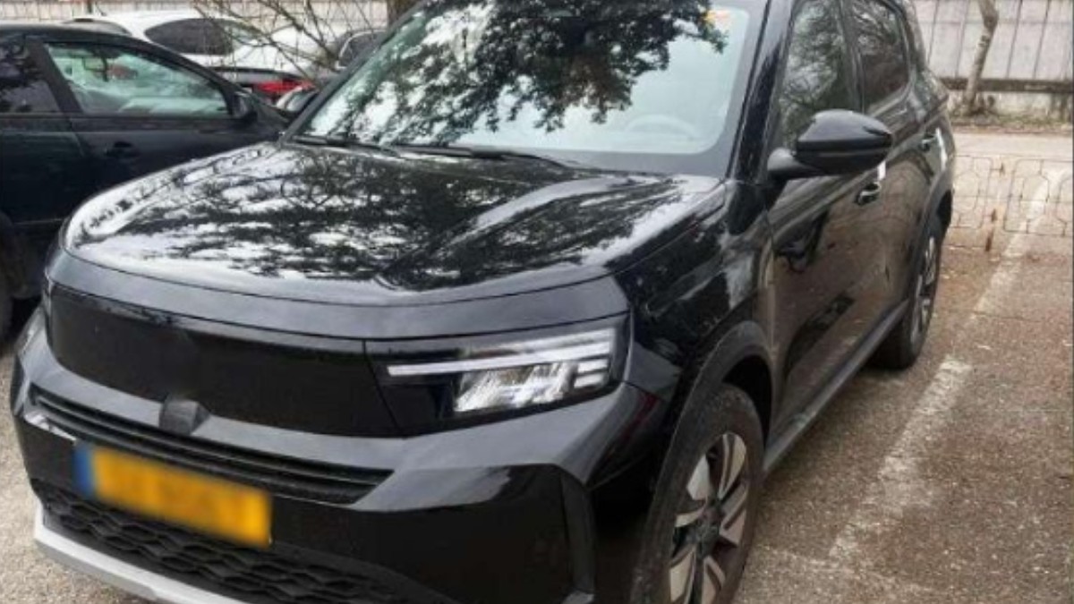 O mașină SUV neagră, cu numărul de înmatriculare blurat.